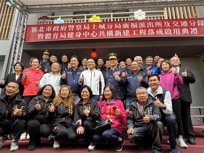 广福派出所、交通分队及体育局健身中心共构大楼今（13）日下午正式启用，地方里长与出席民代开心合影留念。（柯毓庭摄）