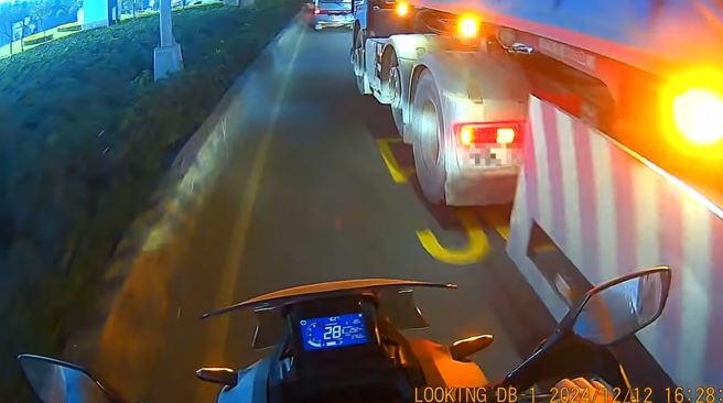 黄牌重机骑士行驶在内侧车道，一辆联结车没打方向灯向左急切，让重机骑士吓到狂按喇叭。（翻摄爆料公社）