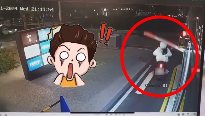 女騎士出停車場，疑似看馬路來車分心，導致被柵欄砸頭慘摔倒地。（翻攝爆料公社）