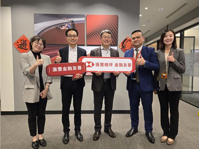 滙豐（台灣）商業銀行獨立董事親至分行視察並體驗友善金融服務，從上而下確保滙豐落實誠信金融的企業文化。（滙豐提供）