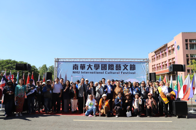 「南華大學國際藝文節」有來自世界各地的外籍學生帶來精彩的歌舞表演，亦大展身手準備美味可口的家鄉美食。(照片/南華大學提供)