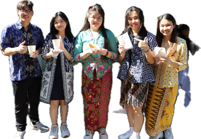 國際生穿著各國的傳統服飾除了帶來精彩的表演之外，也準備豐盛的家鄉料理。(照片/南華大學提供)