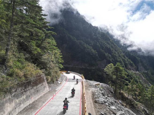 雪峰桥路段因杜苏瑞颱风冲毁，去年11月25日恢復一般管制通行。（公路局提供／蔡明亘台北传真）