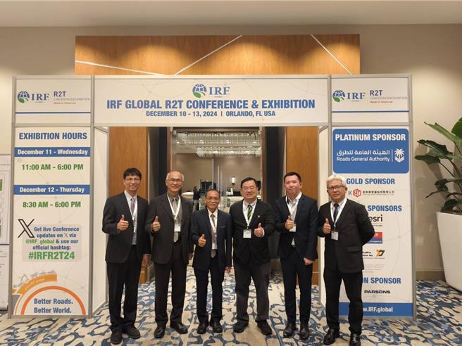 公路局副局长林聪利（左三）率队前往美国佛罗里达州奥兰多领奖。（公路局提供／蔡明亘台北传真）