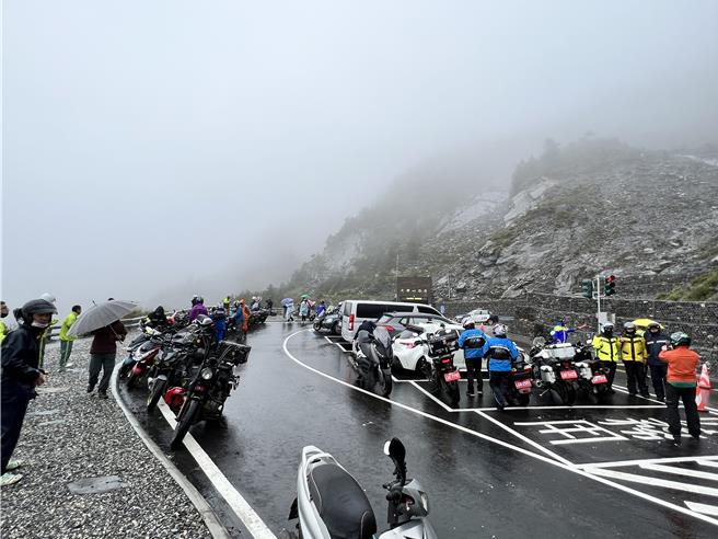 2022年5月南横通车初期，民眾聚集在142K垭口平台。（公路局提供／蔡明亘台北传真）