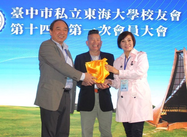 第14届理事长邱于珊(右)在常务监事林清炎(中)监交下，自第13届理事长林泰弘(左)手中接下印信。(照片/东海大学提供)