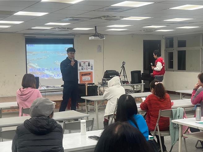 新北市树林警分局推广打诈意识，到树林区阳光峇里社区以实际被诈骗的案例用说故事的方式向住户宣讲，期待能藉此推广打诈意识，全面降低诈骗被害人数。（树林警分局提供）
