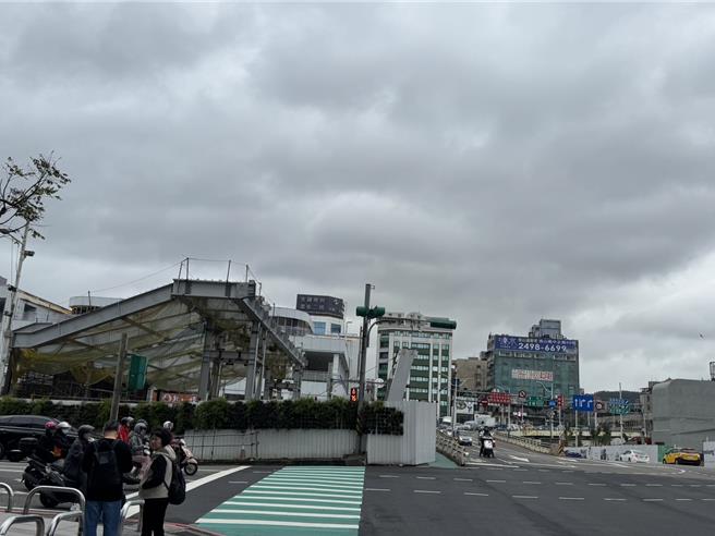 基隆市政府自明年1月1日起将执行「行人有序」政策，行人若违规穿越道路将开罚500元，请民眾遵守交通规则。（徐佑升摄）