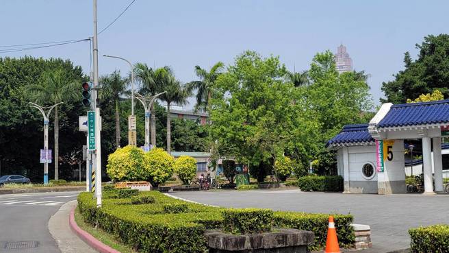 中正区位于台北市蛋黄区，是多个政治经济核心，交通上有三条捷运路线交匯，居住条件优良，图为中正纪念堂街景。(图/信义房屋 提供)