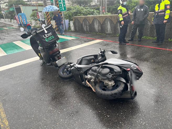 双方在路口展开推挤及扭打，现场混乱。（淡水警分局提供）