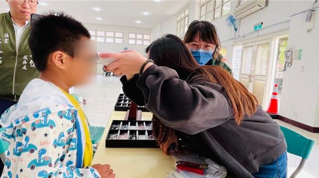 云林县议员蔡岳儒媒合北港宗圣扶轮社媒合眼科诊所眼科入校免费配镜。（蔡岳儒提供）