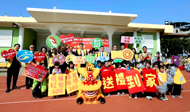 永庆房产集团加盟四品牌台南区经管会连续11年力挺创世基金会「寒士吃饱30」尾牙活动，为唯一受邀出席募款记者会的企业。(图/永庆房产集团提供)