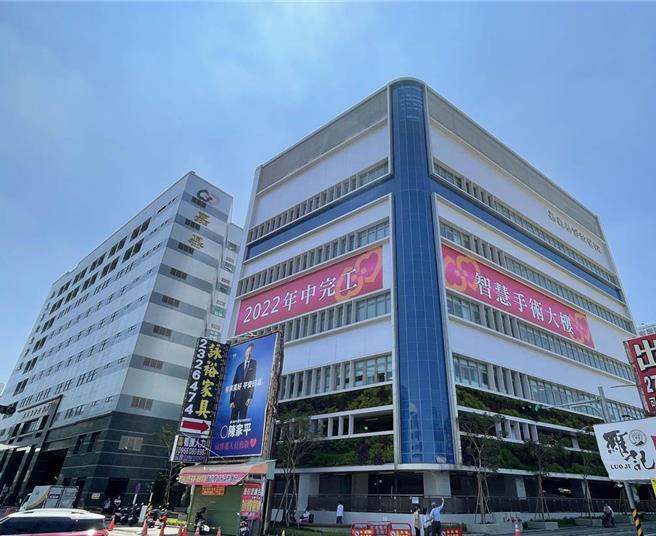 嘉基近年来积极争取升格为医学中心，图为2022年嘉基医院智慧手术大楼将落成启用。（本报资料照／廖素慧摄）