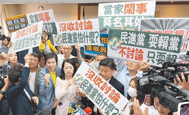 立法院内政委员会12月5日将第4度排审《选罢法》修正草案。图为先前朝野攻防的画面。（本报资料画面，姚志平摄）