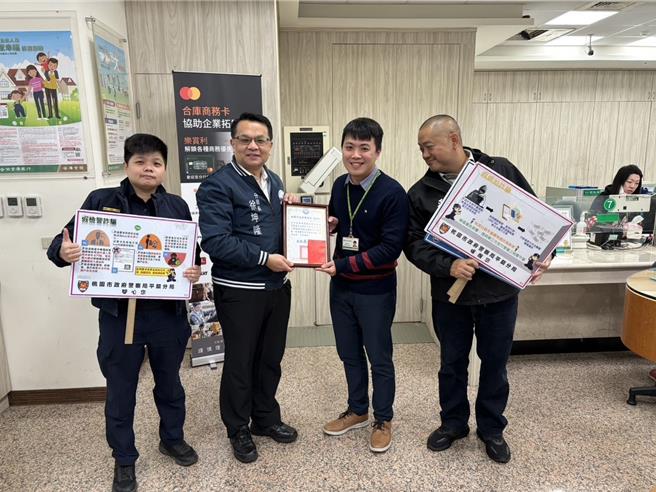 桃園市平鎮警分局與轄區內金融機構共同阻詐，1周內共攔阻約651萬餘元，平鎮警分局分局長徐坤隆13日特別前往協助阻詐金融機構致贈感謝狀，並藉此機會向前往銀行洽公的民眾宣導識詐、反詐的相關知識。（警方提供／廖姮玥桃園傳真）