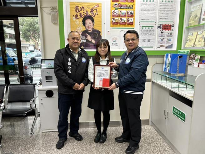 桃園市平鎮警分局與轄區內金融機構共同阻詐，1周內共攔阻約651萬餘元，平鎮警分局分局長徐坤隆13日特別前往協助阻詐金融機構致贈感謝狀，並藉此機會向前往銀行洽公的民眾宣導識詐、反詐的相關知識。（警方提供／廖姮玥桃園傳真）