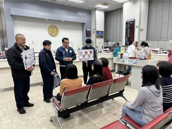 桃園市平鎮警分局與轄區內金融機構共同阻詐，1周內共攔阻約651萬餘元，平鎮警分局分局長徐坤隆13日特別前往協助阻詐金融機構致贈感謝狀，並藉此機會向前往銀行洽公的民眾宣導識詐、反詐的相關知識。（警方提供／廖姮玥桃園傳真）