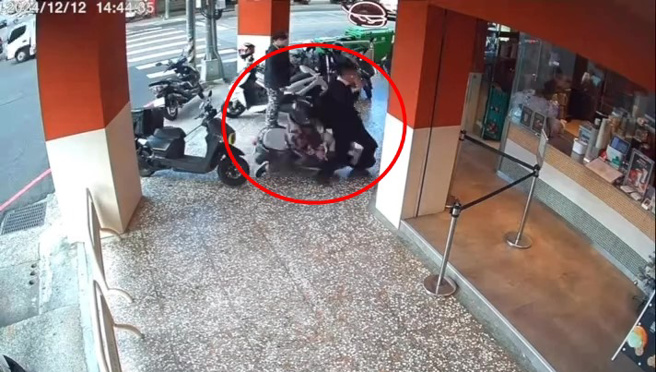 一名男子到中清路二段、大連路一段口的手搖飲店購買飲料，未料竟被一名失控騎車的阿嬤撞個正著，整個人硬生生擋下機車暴衝店內的路線，宛如「人肉沙包」。（圖翻攝Threads／@o147369258授權使用）
