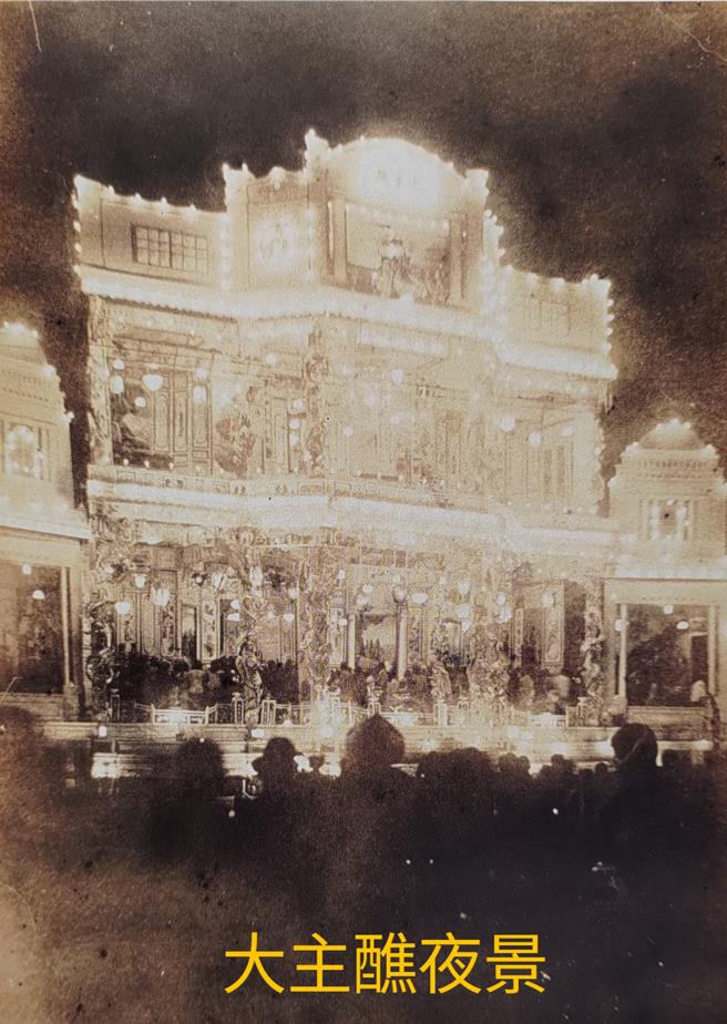 大甲镇澜宫于日据时期、西元1936年首次建醮，大主醮入夜夜景灯光绚烂。（摘自《大甲老照片徵展专辑》）