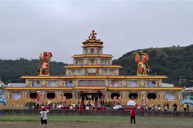 大甲镇澜宫于12月7日至15日止为期9天的重修庆成祈安七朝清醮活动，今年分设置8个醮坛，「妈祖坛」高度约2层楼高，十分壮观。（张妍溱摄）