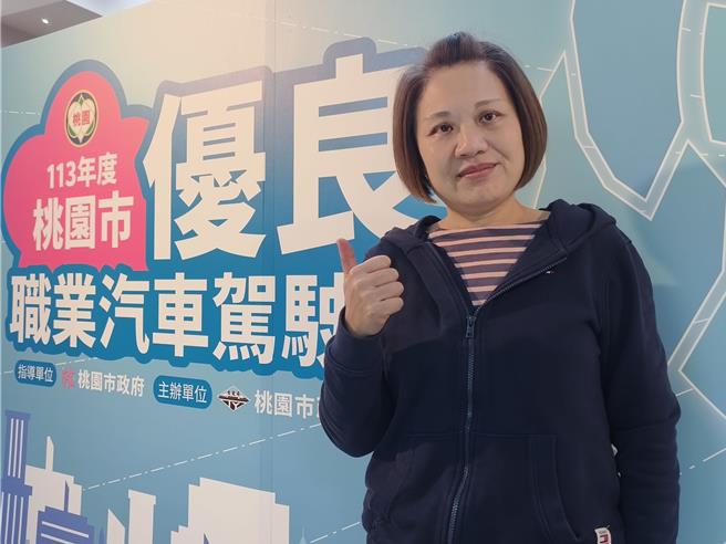 桃园市交通局13日表扬桃园市优良职业汽车驾驶人，有计程车驾驶曾载着航警协助缉毒行动，让警察顺利逮到交易中的毒犯。桃园市长张善政表示，今年有93人获选优良驾驶，感谢他们为提升交通安全做出的努力。（赖佑维摄）