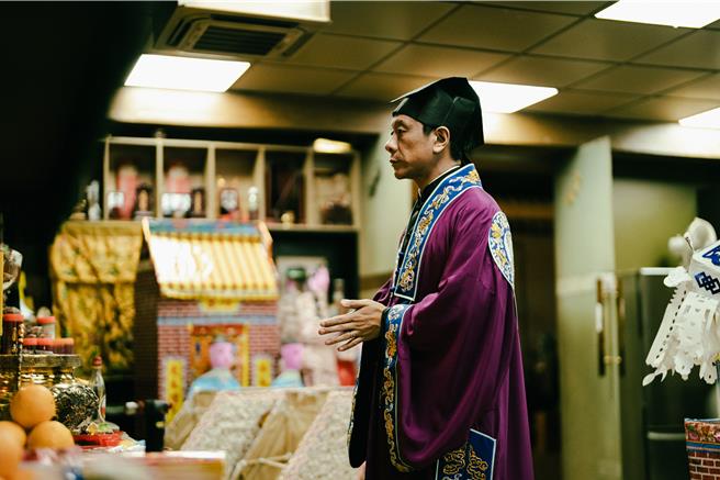 朱栢康在电影《破·地狱》饰演喃呒师傅，他透露遇过灵异事件。（华映提供）