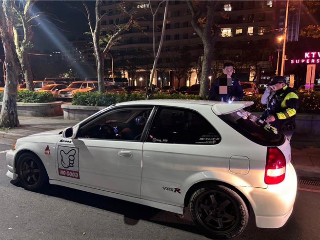 陈男车辆因改装排气管遭警方拦查。（警方提供）
