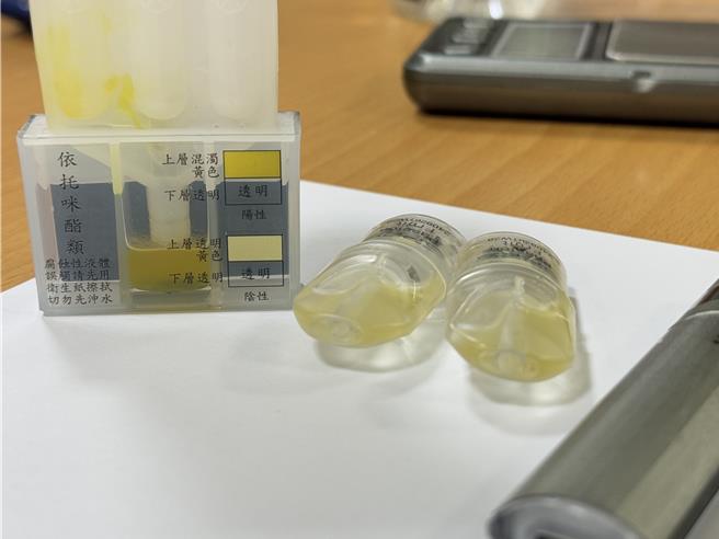 警方在车上查获含伊托咪酯的电子烟弹。（警方提供）