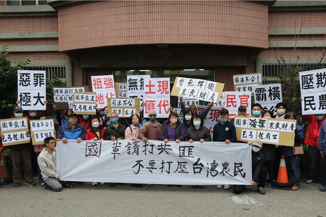清水合作农场自1974年与军方签订租赁契约，现仍有210多户农民持续在地耕作，军备局日前函文通知农民要收回土地，在13日下午举行土地收回协调会，令现场农民不满，当场拉布条抗议。（郑明峰提供／张妍溱台中传真）