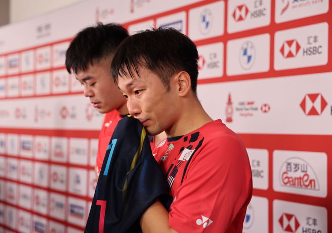 李洋（右）完成选手生涯最后一场国际赛，赛后落下泪水。（羽球协会提供）