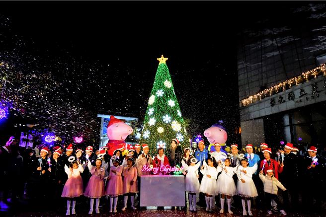 彰化縣立美術館廣場前高達10公尺的聖誕樹主燈，今(13)日晚上由縣長王惠美與民眾一起點亮。（彰縣府提供／葉靜美彰化傳真）