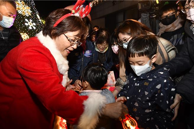 彰化縣長王惠美發送聖誕小提燈。（彰縣府提供／葉靜美彰化傳真）