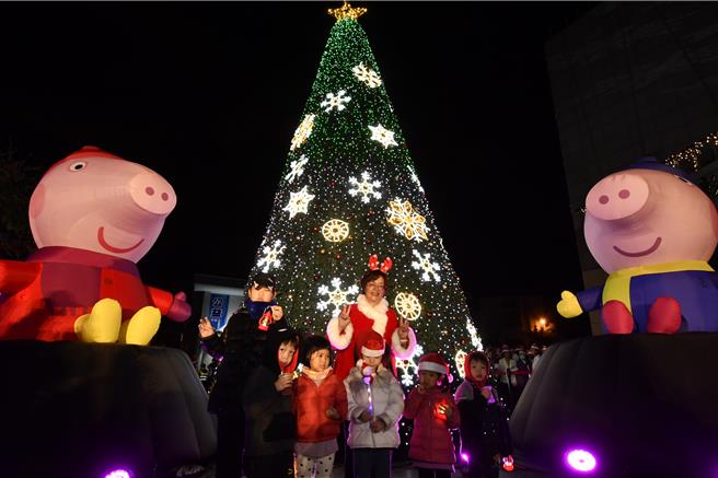 彰化縣立美術館前除了有高達10公尺的聖誕樹主燈，傳遞平安與祝福，還有小朋友很喜歡的佩佩豬家族氣偶陪民眾一起歡度佳節。（彰縣府提供／葉靜美彰化傳真）