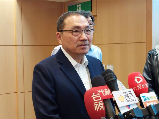 新北市长侯友宜今（13）日晚间在脸书贴文表示，法官手中的天秤，是否更应该精准衡量，让社会对善恶分明、正道昭彰的信念不致动摇，并认为「被害者已没有选择机会，法庭却还要求家属给凶手改过的机会。」重申反犯废死立场。（陈慰慈摄）