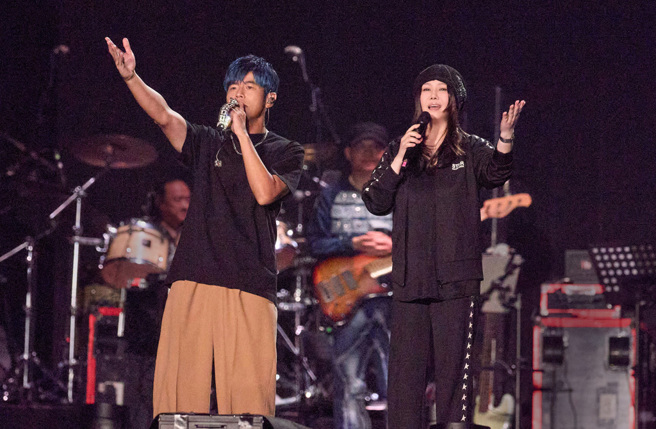 二姐江蕙2度成為周杰倫點唱蕙的表演嘉賓，但她原本在後台幫忙顧小孩。（杰威爾提供）