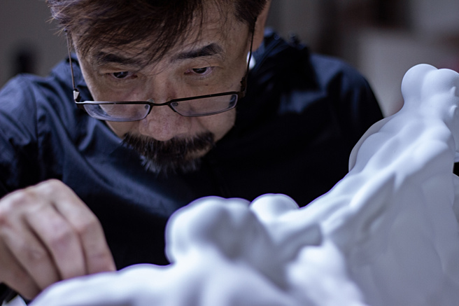 王寻以「导演型的雕塑家」自喻，将自己视为空间与时间的编排者，让每一件作品的诞生犹如一场精心编排的电影。(大河美术提供)