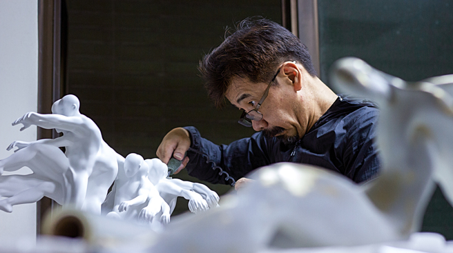 以「导演型的雕塑家」自喻，将自己视为空间与时间的编排者，让每一件作品的诞生犹如一场精心编排的电影。(大和美术提供)