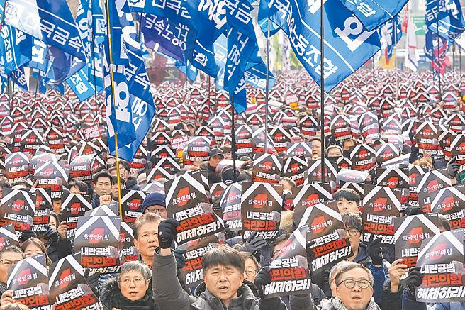 韩国民眾示威抗议，高喊总统尹锡悦下台。（美联社）