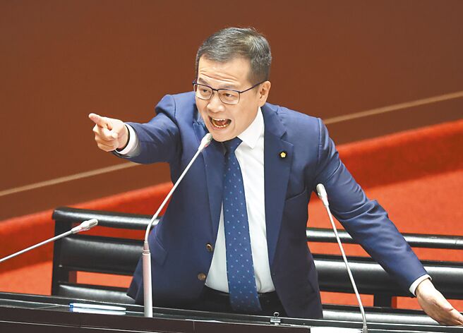 立法院12日进行大法官人事同意权审查，立委罗智强举数起残忍案件，询问被提名人廖福特是否知道其中细节，但廖不是不知道，就是无言，罗痛批廖不知道受害者及家属的伤痛，当然可以淡然说不用判死。（姚志平摄）