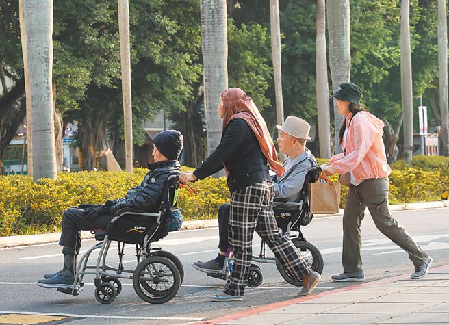 就業安定基金遭濫用，勞團喊話應停徵就業安定費 ，國民黨立委大表贊同。圖為看護陪伴老人家外出散步。（本報資料照片）