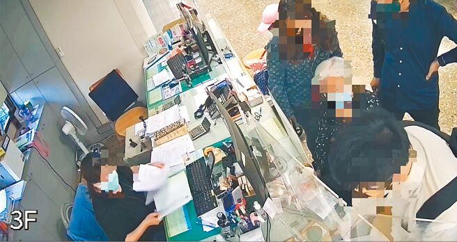 台中市叶姓妇人由诈骗集团成员陪同，到地政事物所办理房产抵押质借。（民眾提供／林欣仪台中传真）