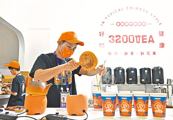 大陆手摇茶饮市场正面临倒闭潮，据统计，2022年11月至2023年11月，已有高达19.7万家奶茶店关门。（新华社）