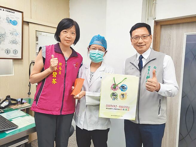 卫生局副局长林碧芬（左）与台南市医师公会理事长赖俊良（右）颁发登革热境外移入确诊病例奖励金给协助定点监测的诊所医师。（台南市卫生局提供／曹婷婷台南传真）