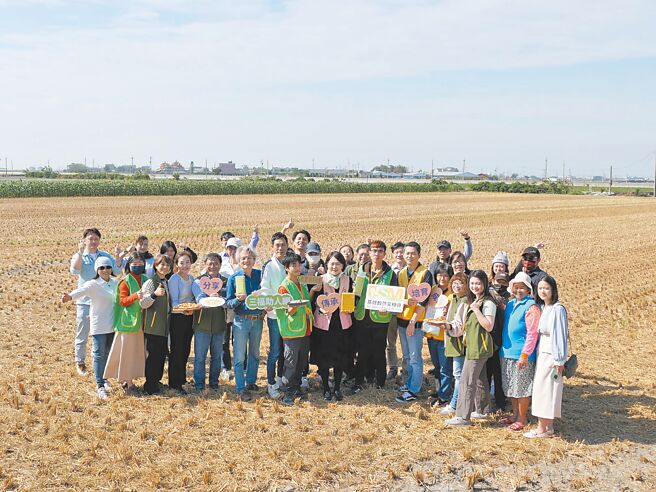 基督教芥菜种会为鼓励青年返乡，与企业合作规画青农团队，在云林县元长乡种植花莲26号丰稻稘炖饭米，12日举办「从土地到餐桌」庆丰收活动。（张朝欣摄）
