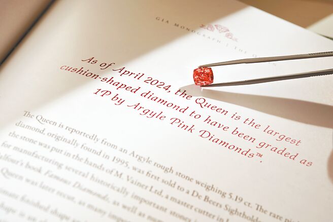 DIAMOND BANK從藏家借展一枚全球最大顆「THE QUEEN」阿蓋爾粉紅鑽，重達3.16克拉。（DIAMOND BANK提供）