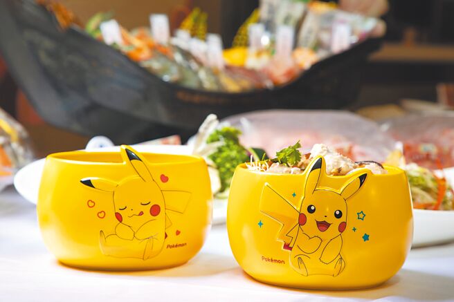 家樂福老協珍芋頭炊粉、佛跳牆附皮卡丘造型甕，888元至1288元。（家樂福提供）