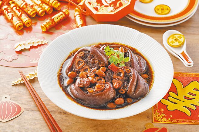 愛買金賞軒花生煨豬腳，799元。（愛買提供）