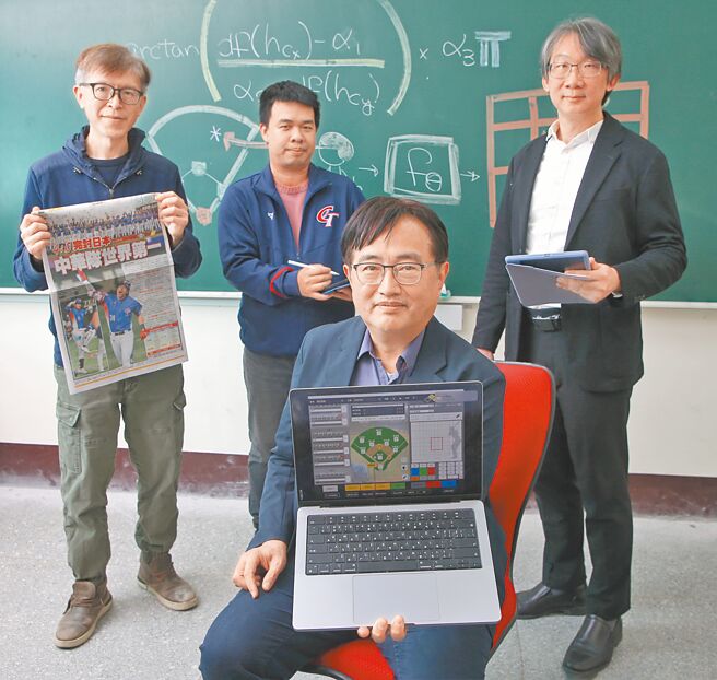 12强赛中华队情搜小组有许多政大应数系高材生，将AI、数据分析应用于产业，图为政大学务长蔡炎龙（前）、应数系主任曾睿彬（后左起）、灼见运动数据公司技术开发陈以洵以及政大应数系副教授曾正男。（赵双杰摄）