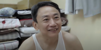 秦偉性侵「獄中模樣」曝光！頭髮斑白客串《記憶中的味道》獲獎