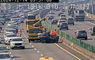 國3龍井段「轎車翻覆」四輪朝天！警消急搶救已恢復通行
